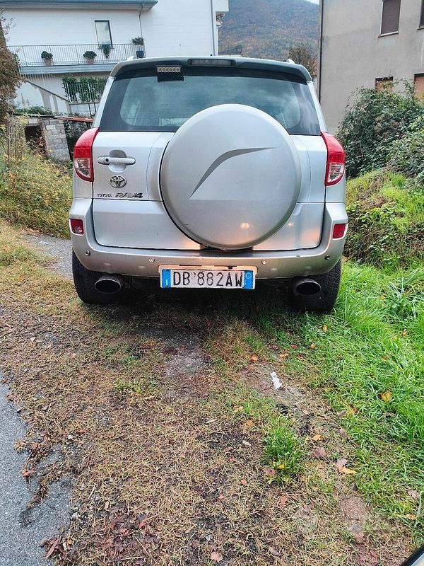 Begagnad Toyota RAV4 2006 Grå Sedan