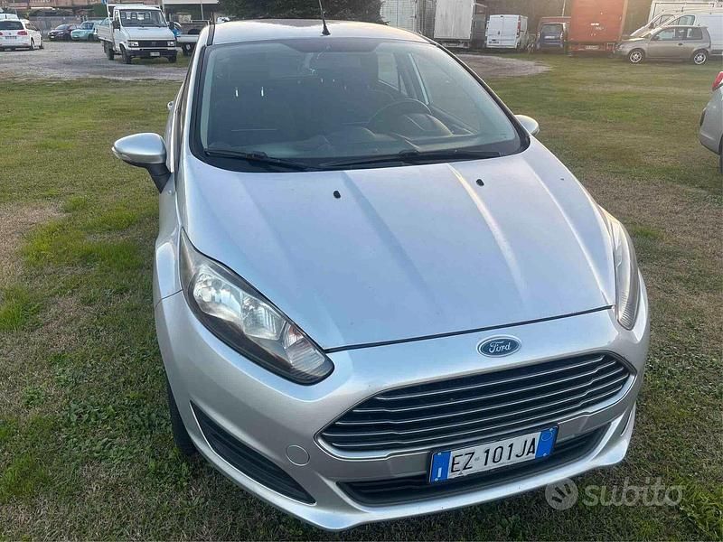 Usata Ford Fiesta 75 CV (55 kW) 2015 Grigio Berlina