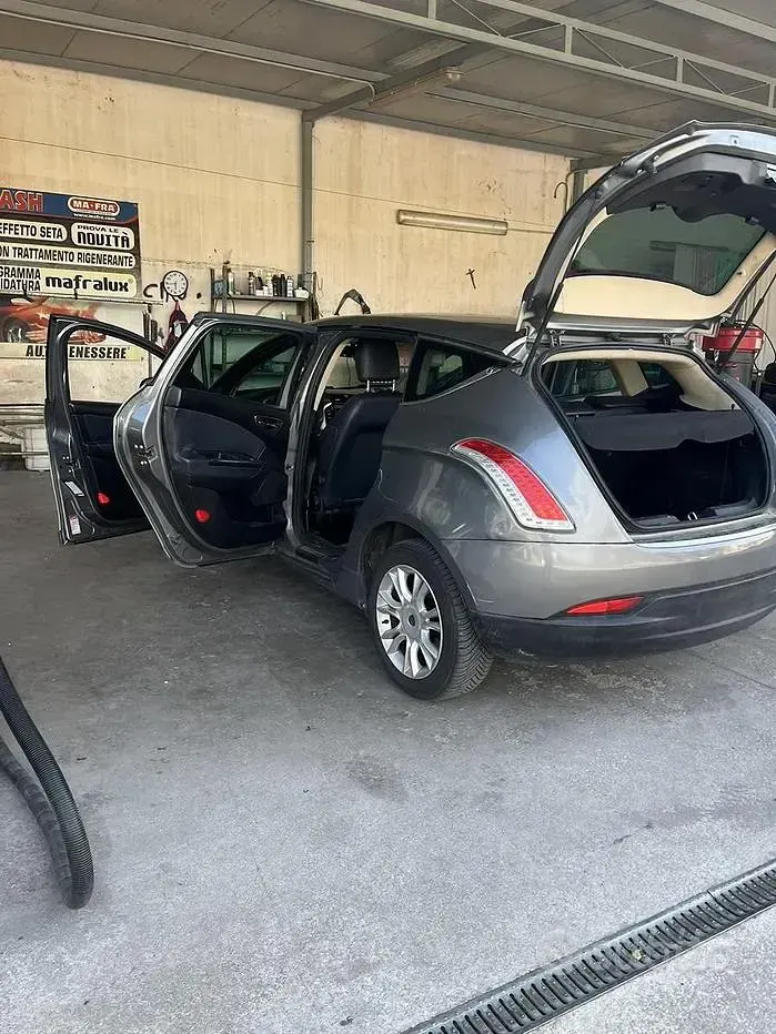 Usata Lancia Delta 120 CV (88 kW) 2012 Grigio Utilitaria