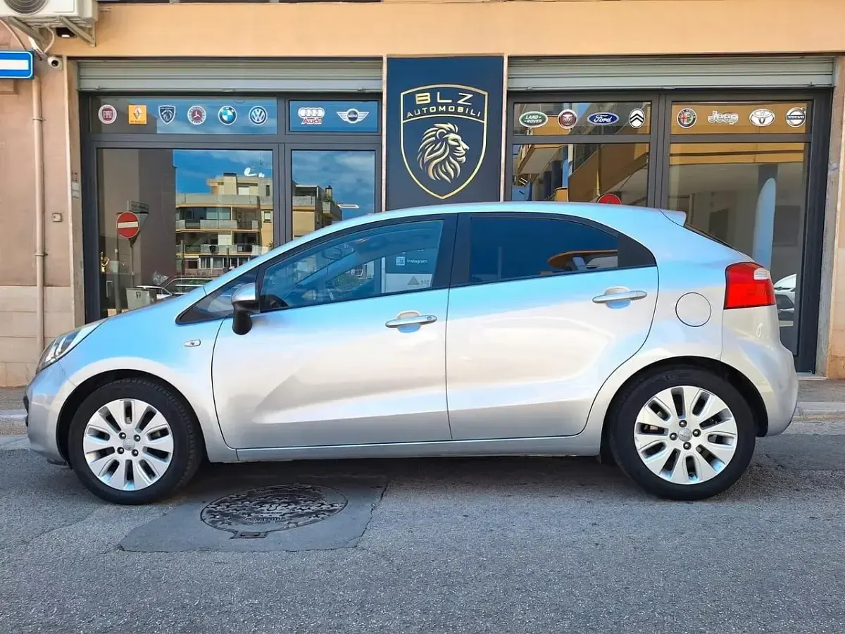 Begagnad Kia Rio EX 75 HK (55 kW) 2013 Silver Sedan