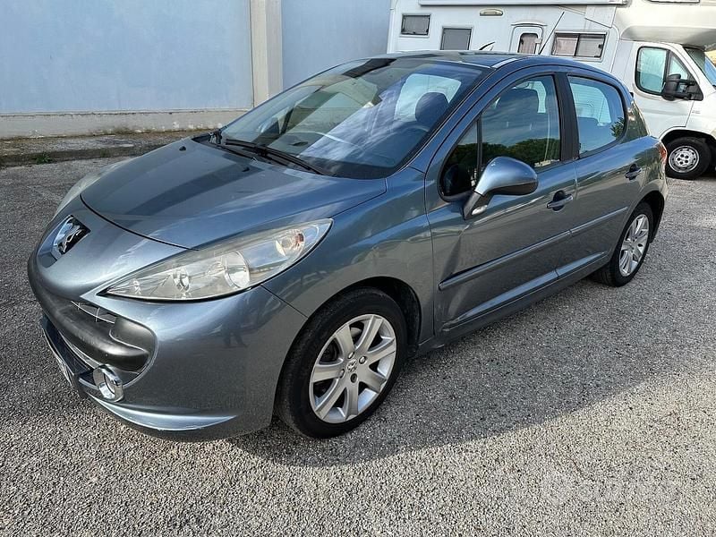 Grigio Usata 2007 Peugeot 207 Tre volumi | 1999 € (Buon prezzo) - Immagine 1/4