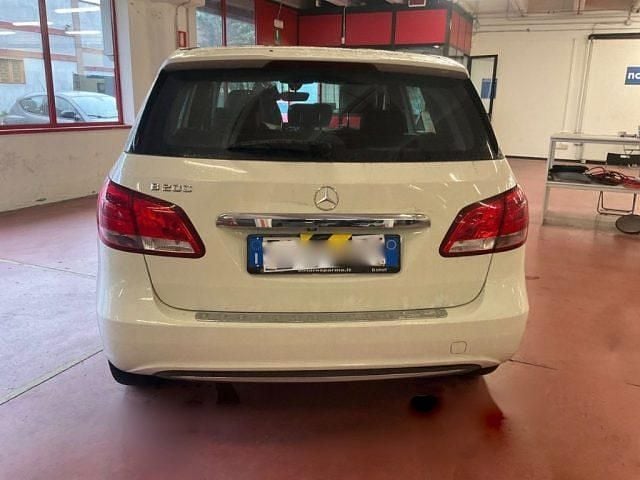 Usata Mercedes B200 156 CV (114 kW) 2015 Bianco Monovolume