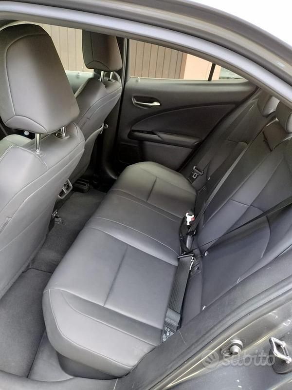 Usata Lexus UX 250h 184 CV (135 kW) 2021 Grigio SUV