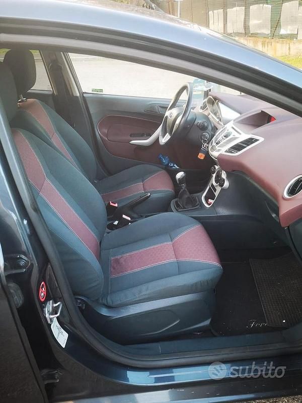 Usata Ford Fiesta Titanium 82 CV (60 kW) 2009 Grigio Utilitaria