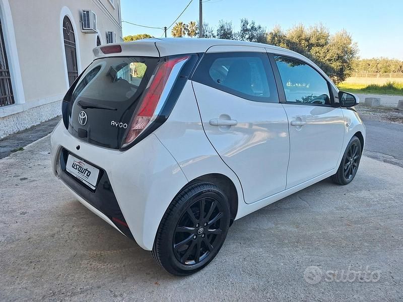 Usata Toyota Aygo X-play 69 CV (50 kW) 2015 Bianco Utilitaria