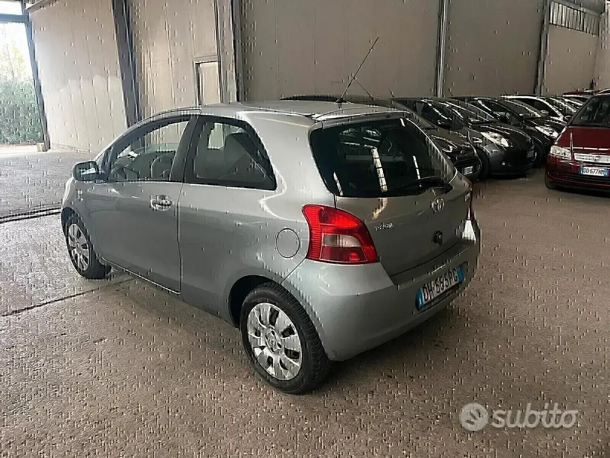 Usata Toyota Yaris 84 CV (61 kW) 2007 Grigio Utilitaria