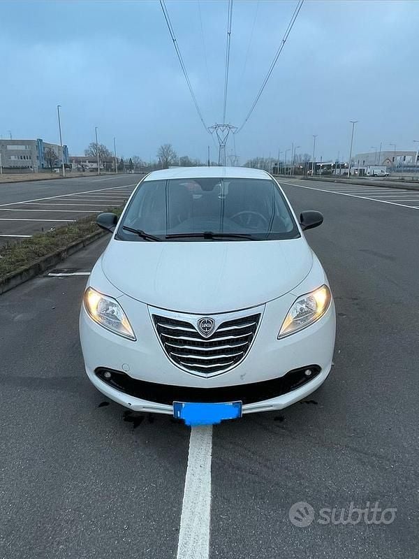 Usata Lancia Ypsilon 69 CV (50 kW) 2016 Bianco Utilitaria