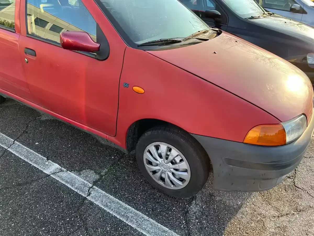 Begagnad Fiat Punto 54 HK (39 kW) 1998 Röd Sedan