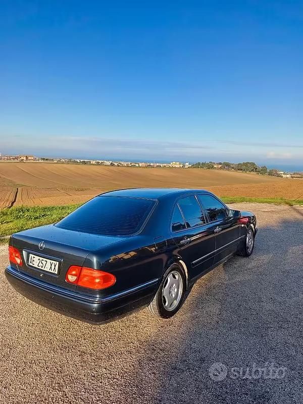 Usata Mercedes E200 Avantgarde 136 CV (100 kW) 1996 Nero Berlina