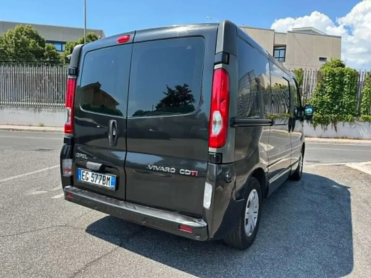 Usata Opel Vivaro 120 CV (88 kW) 2011 Nero Monovolume