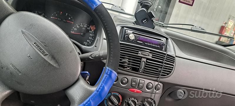Usata Fiat Punto 80 CV (58 kW) 2003 Verde Utilitaria