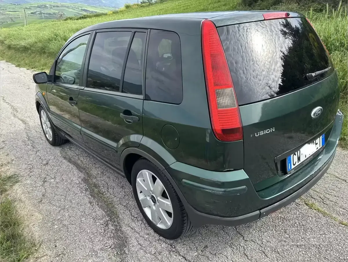 Usata Ford Fusion 80 CV (58 kW) 2005 Verde Utilitaria