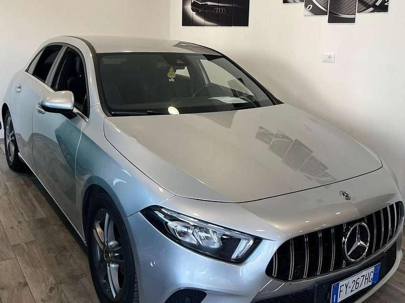 Argento Usata 2019 Mercedes A180 Tre volumi | 21.800 € (Buon prezzo) - Immagine 1/4