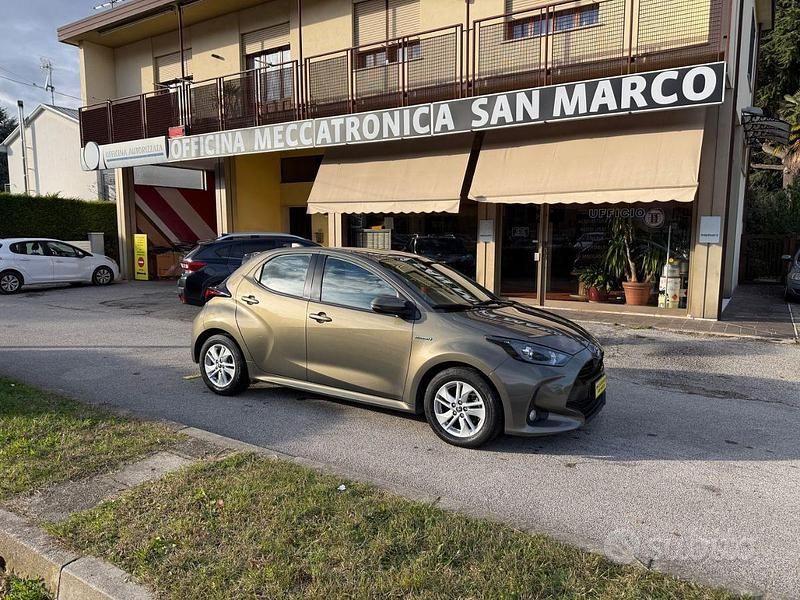 Marrone Usata 2021 Toyota Yaris Hybrid Tre volumi | 14.900 € (Super prezzo) - Immagine 1/4
