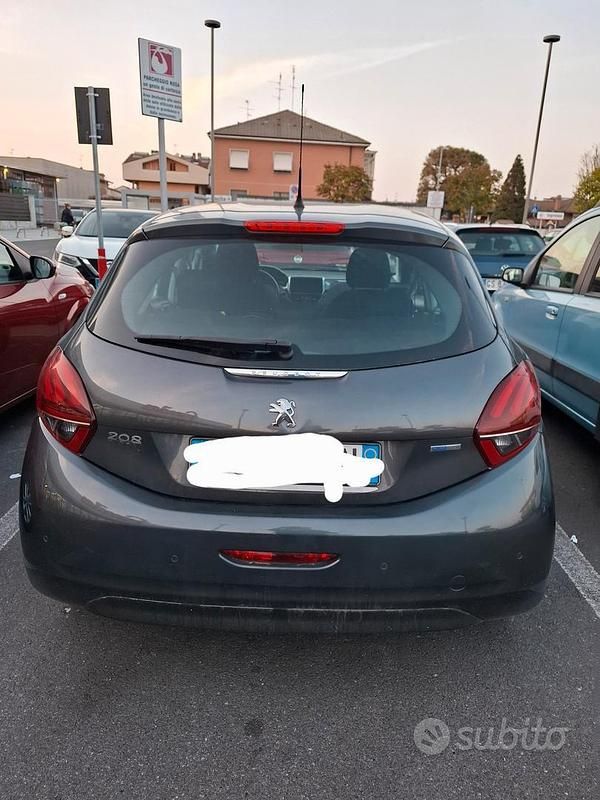 Usata Peugeot 208 82 CV (60 kW) 2016 Grigio Utilitaria