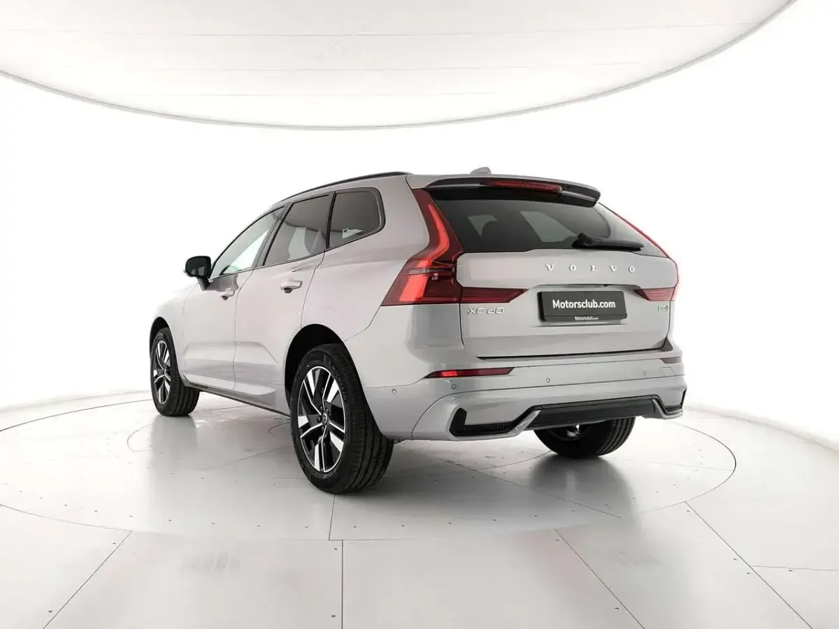 Nuova Volvo XC60 Plus 250 CV (183 kW) 2026 Argento SUV