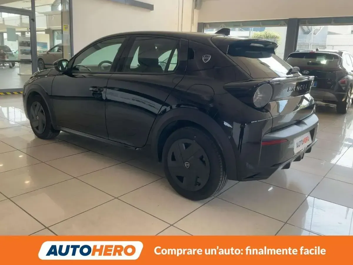Usata Lancia Ypsilon 101 CV (74 kW) 2025 Nero Utilitaria