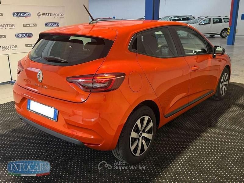 Usata Renault Clio V Equilibre 65 CV (47 kW) 2023 Orange metallizzato Berlina