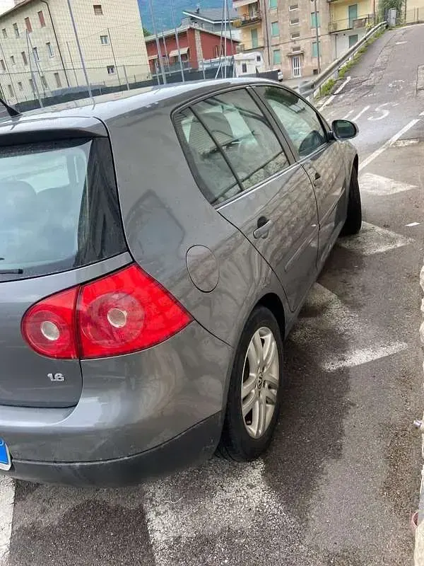 Usata VW Golf VI Comfortline 102 CV (75 kW) 2008 Grigio Utilitaria