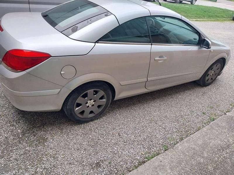 Usata Opel Astra Cabriolet Enjoy 116 CV (85 kW) 2008 Argento Cabrio