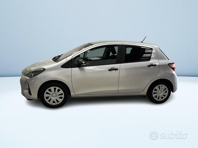 Usata Toyota Yaris Lounge 111 CV (81 kW) 2019 Grigio Berlina