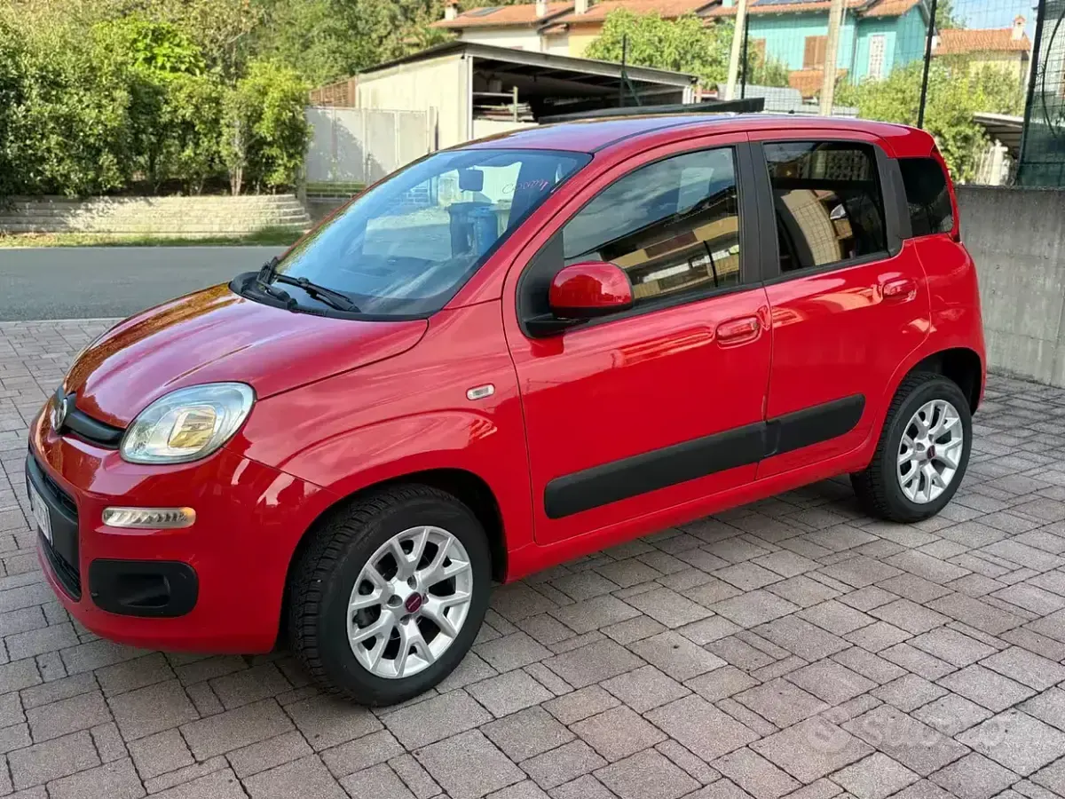 Usata Fiat Panda Lounge 85 CV (62 kW) 2017 Rosso Utilitaria