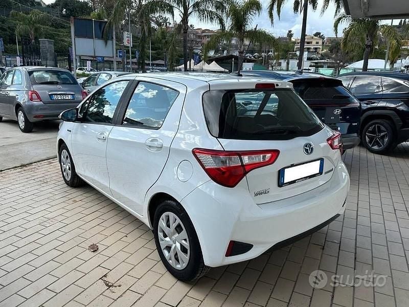 Usata Toyota Yaris Hybrid Business Edition 73 CV (53 kW) 2021 Bianco Berlina