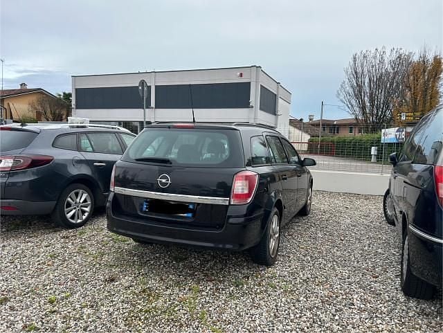 Usata Opel Astra 110 CV (80 kW) 2009 Nero Station wagon
