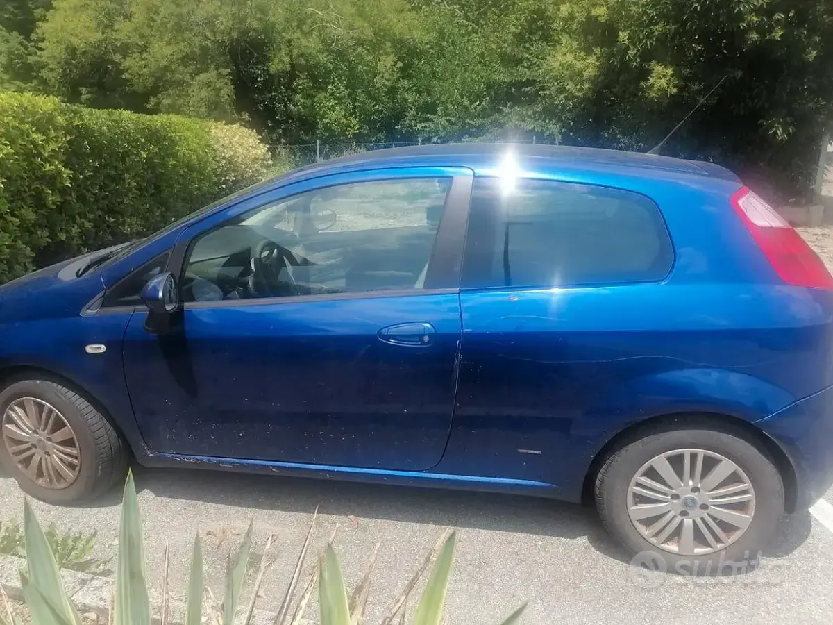 Usata Fiat Grande Punto Emotion 90 CV (66 kW) 2006 Bluazzurro Utilitaria