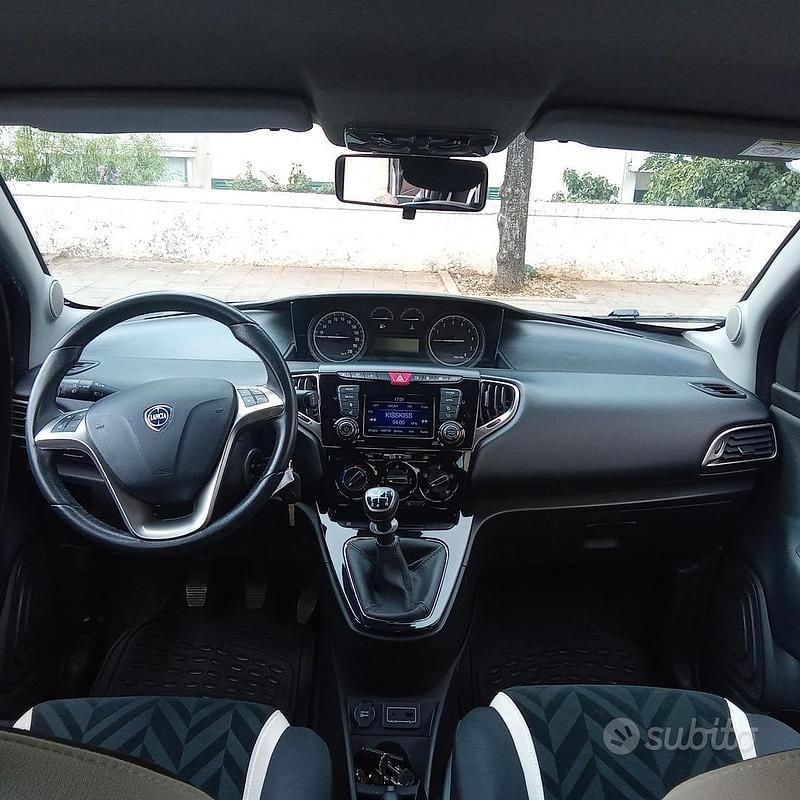 Usata Lancia Ypsilon 69 CV (50 kW) 2017 Marrone Utilitaria
