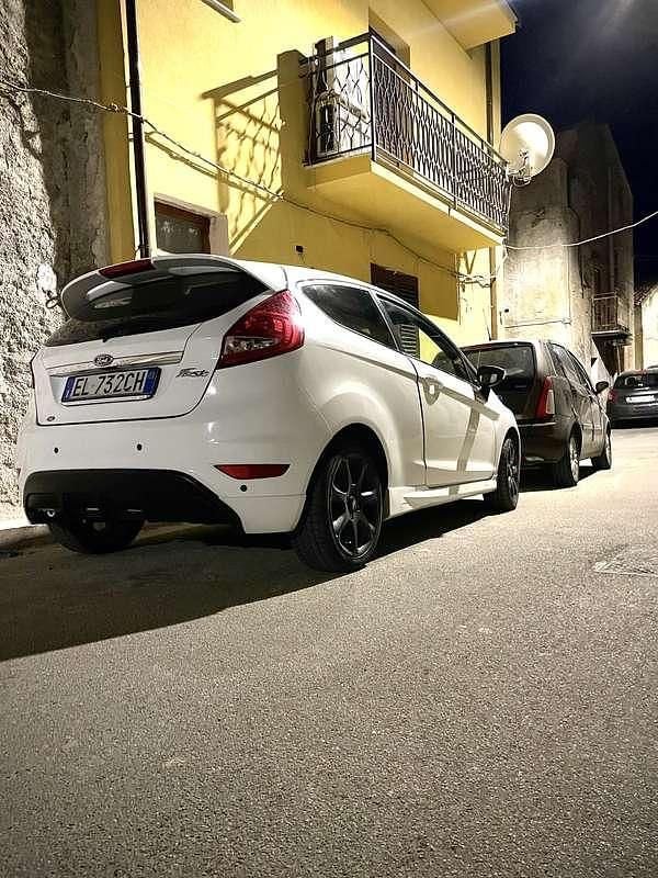 Usata Ford Fiesta Individual 95 CV (69 kW) 2011 Berlina