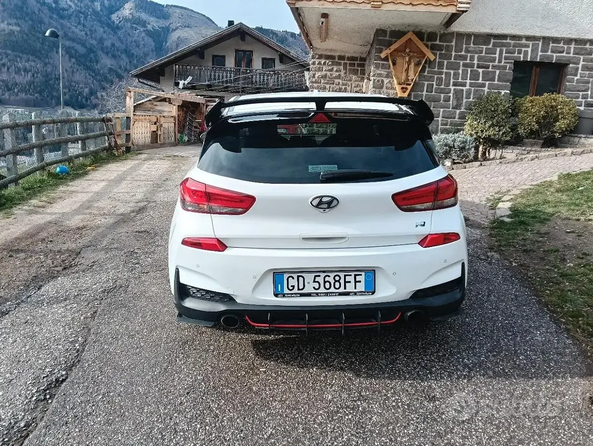 Usata Hyundai i30 275 CV (202 kW) 2018 Bianco Berlina