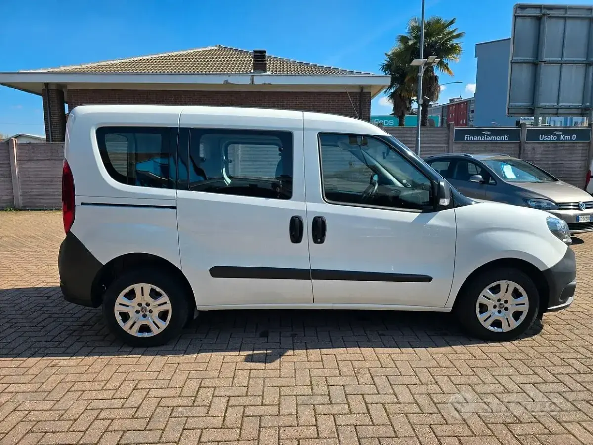 Usata Fiat Doblò Lounge 90 CV (66 kW) 2021 Bianco Monovolume