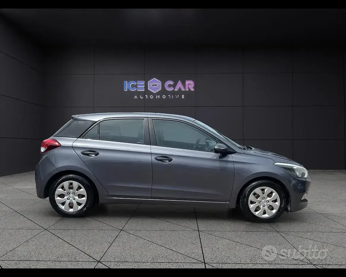 Begagnad Hyundai i20 Classic 75 HK (55 kW) 2015 Grå Sedan