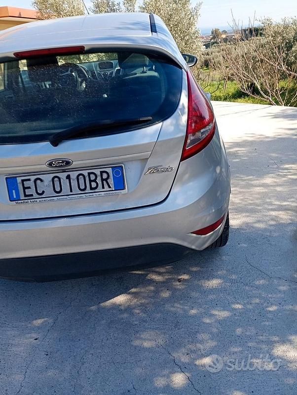 Usata Ford Fiesta 68 CV (50 kW) 2011 Grigio Utilitaria