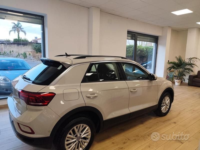 Usata VW T-Roc Life 110 CV (80 kW) 2024 Beige SUV