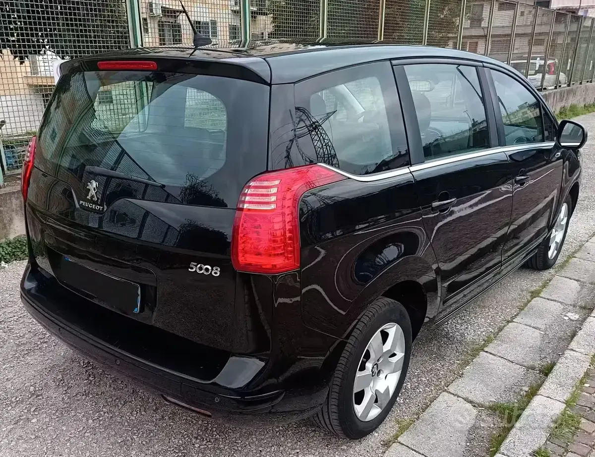 Usata Peugeot 5008 115 CV (84 kW) 2015 Nero Monovolume