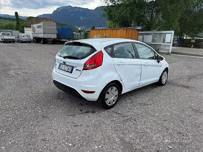 Usata Ford Fiesta 68 CV (50 kW) 2010 Bianco Berlina