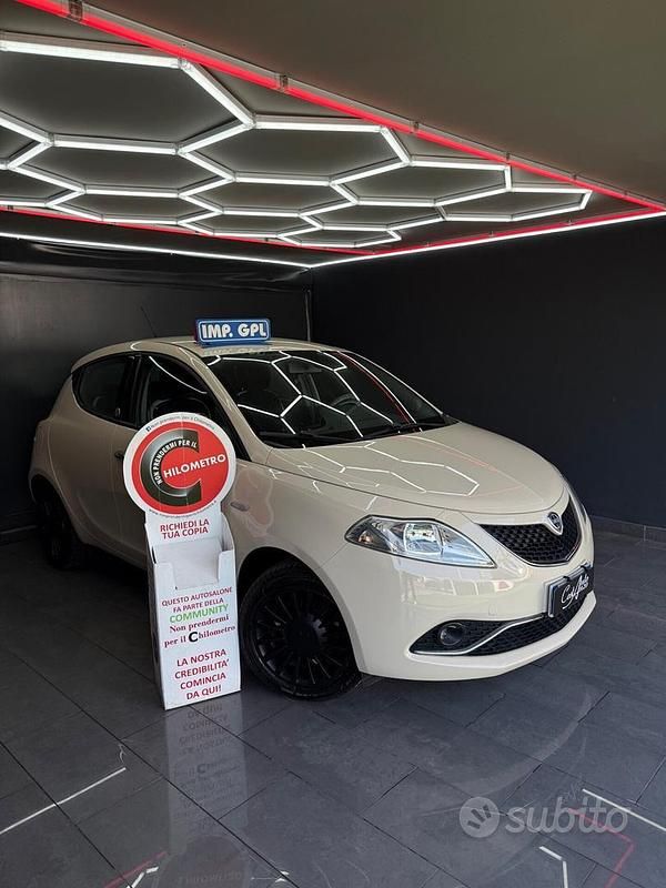 Usata Lancia Ypsilon Gold 69 CV (50 kW) 2016 Beige Utilitaria