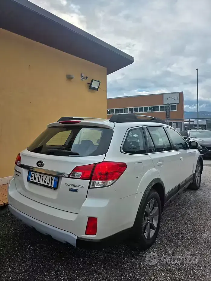 Usata Subaru Outback Trend 150 CV (110 kW) 2014 Bianco Station wagon