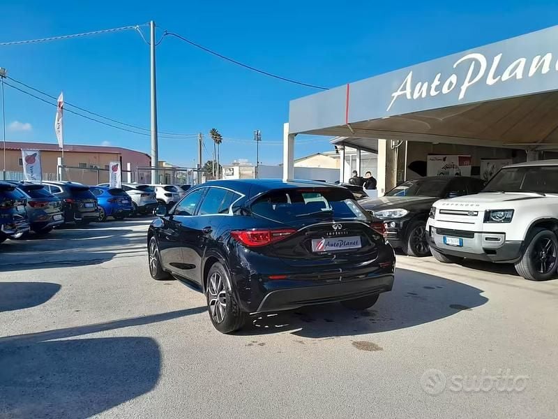 Usata Infiniti Q30 Business 108 CV (79 kW) 2016 Nero Berlina