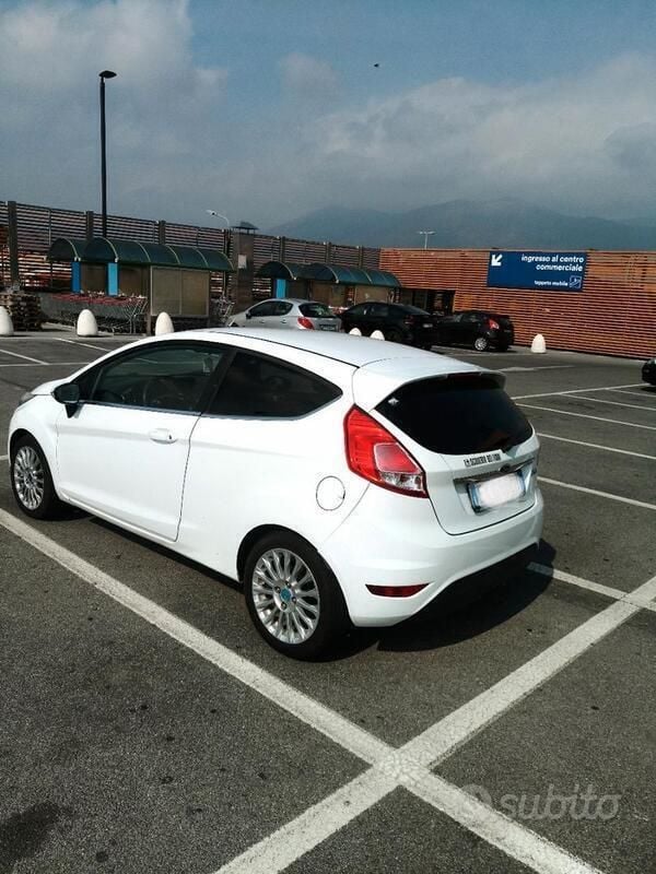 Usata Ford Fiesta 90 CV (66 kW) 2015 Bianco Utilitaria