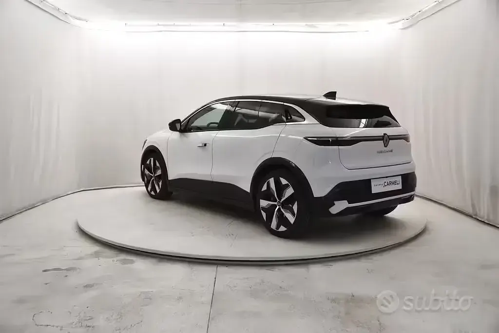 Begagnad Renault Megane E-Tech Techno 160 kW (218 HK) 2023 Vit Sedan