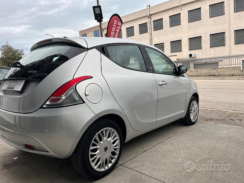 Usata Lancia Ypsilon Silver 69 CV (50 kW) 2021 Grigio Utilitaria