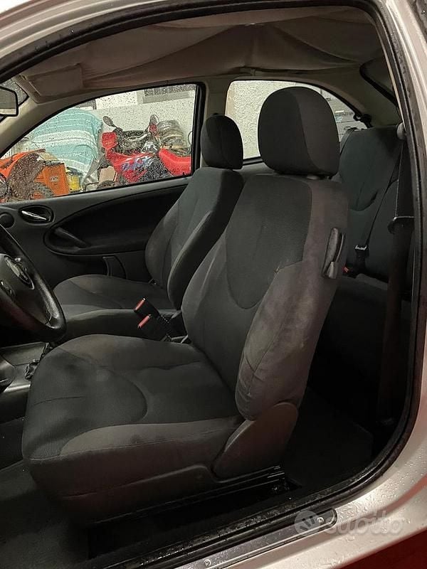 Usata Rover 25 103 CV (75 kW) 2003 Grigio Utilitaria