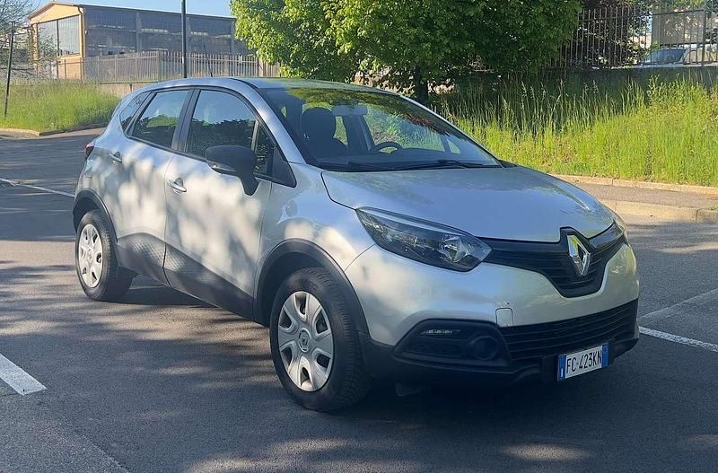 Usata Renault Captur Intens 90 CV (66 kW) 2016 Argento SUV