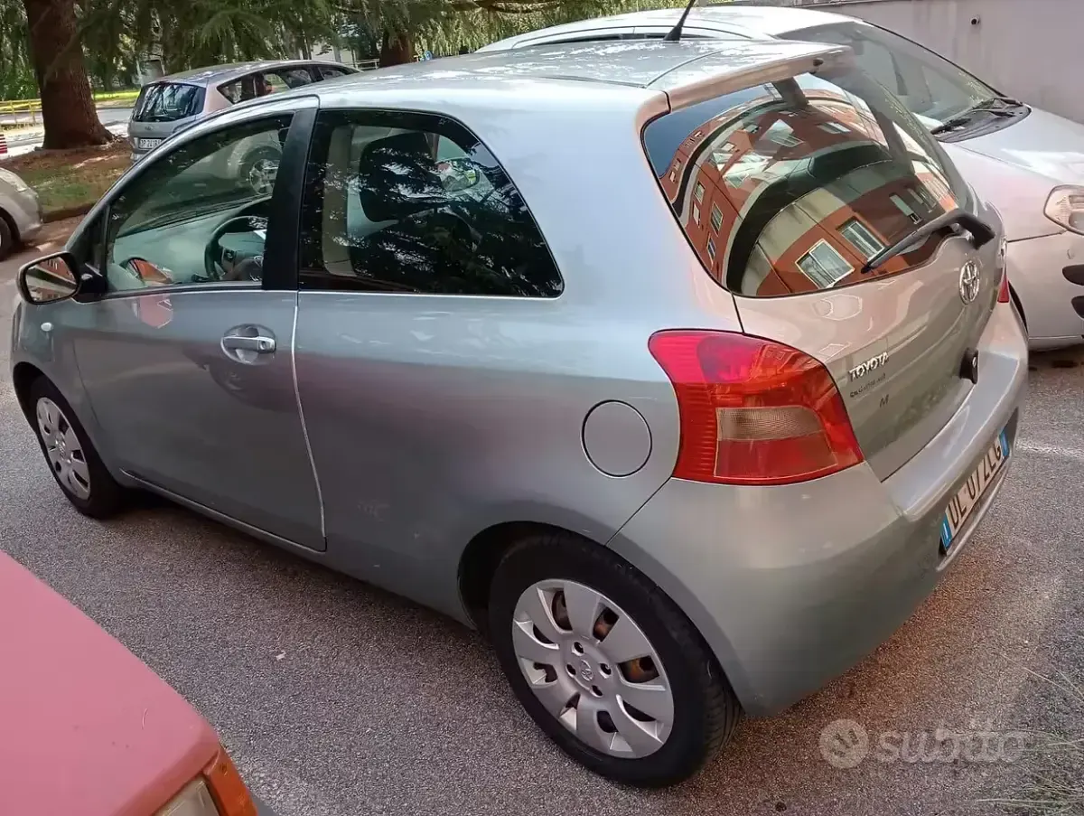 Usata Toyota Yaris Sol 69 CV (50 kW) 2007 Grigio Utilitaria