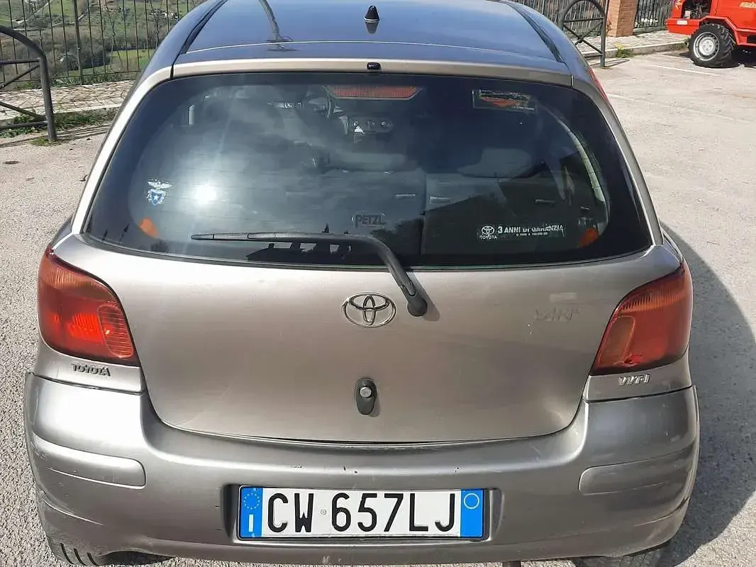 Usata Toyota Yaris 65 CV (47 kW) 2005 Argento Utilitaria