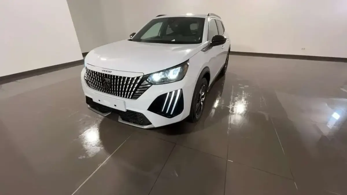 Usata Peugeot 2008 Allure 102 CV (75 kW) 2024 Bianco SUV