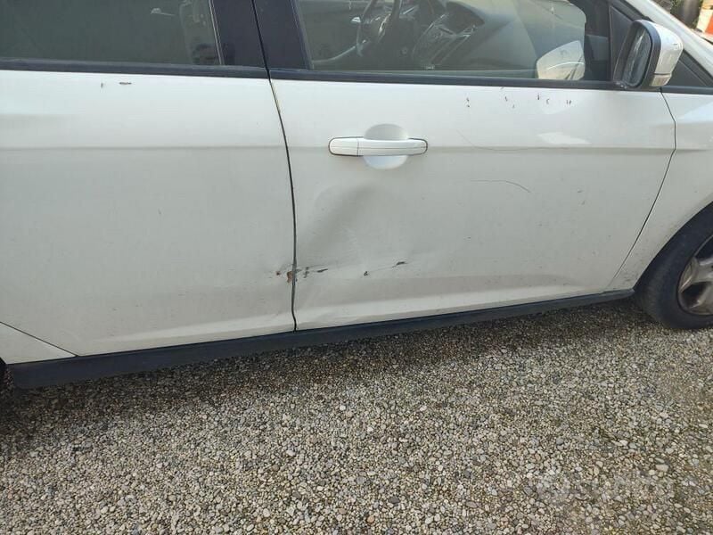 Usata Ford Focus 116 CV (85 kW) 2012 Bianco Station wagon